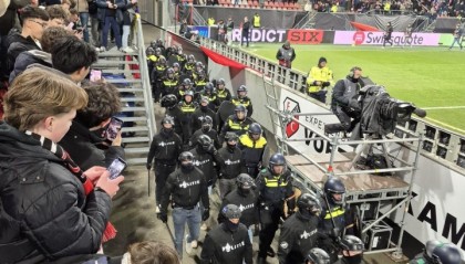 开云在哪里开户-安保全副武装上阵！乌德勒支vs亨克因客队看台出现安全状况推迟